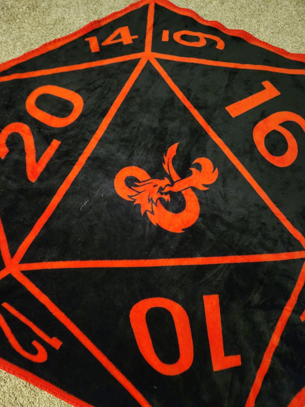 Dungeons & Dragons Dice Throw Blanket - Picture 6 of 6
